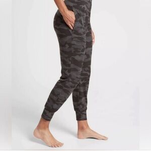 Athleta Salutation Jogger: Camo Black Womens size small